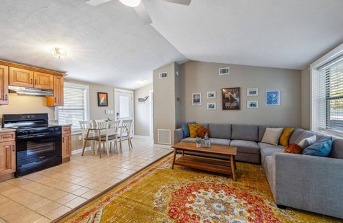Cedar Key House | Rains Cottage: Waterfront w/dock and pet friendly!
