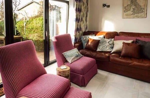Trafford Cottage | RAINTON COTTAGE, family friendly in Hale Near Altrincham
