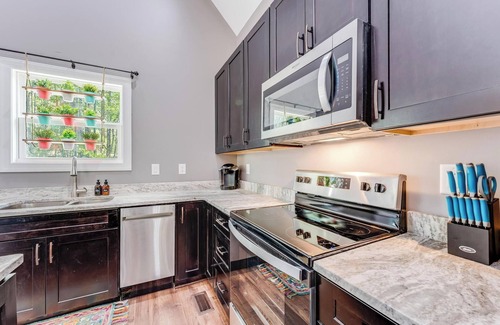 Oconee County Cottage | Rainyville - Emerald: Charming cottage with loft in Walhalla, South Carolina