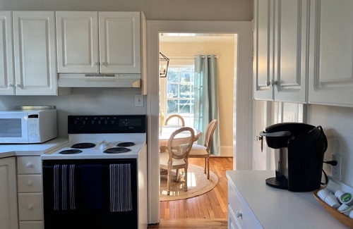 Downtown Cottage | Raleigh home close to Down town in Historic Mordecai.