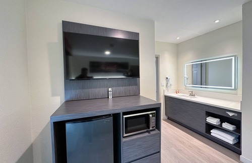 Anaheim Resort Hotel | Ramada by Wyndham Anaheim Convention Center