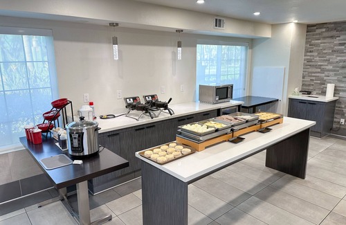 Anaheim Resort Hotel | Ramada by Wyndham Anaheim Convention Center