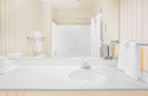 Barstow Hotel | Ramada by Wyndham Barstow