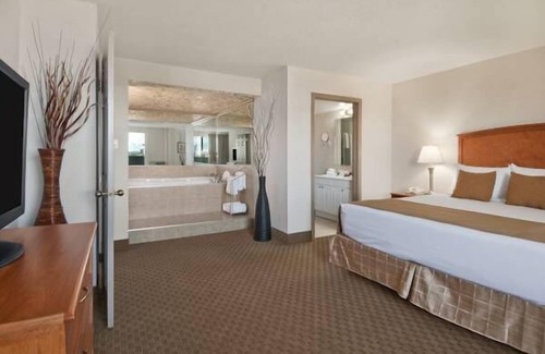 Southside Hotel | Ramada by Wyndham Edmonton South