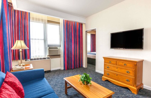 Jersey City Hotel | Ramada by Wyndham Jersey City