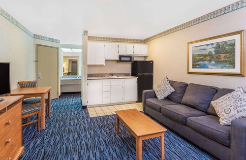 Kent Hotel | Ramada by Wyndham Kent Seattle Area