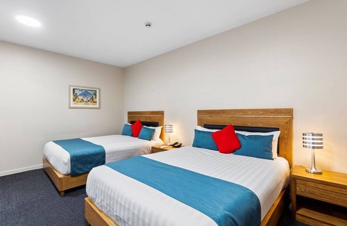 Hamilton Hotel | Ramada By Wyndham Hamilton City Center