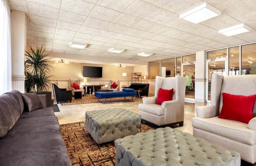 Whitfield Hotel | Ramada by Wyndham Sarasota Waterfront- Tikki Bar & Grill- Near Airport & Beaches