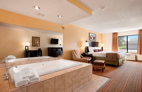 Lake Delton Hotel | Ramada by Wyndham Wisconsin Dells