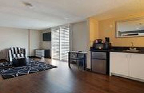 Tri-West Hotel | Ramada Plaza by Wyndham West Hollywood Hotel & Suites