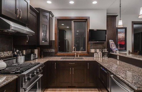 Sundance Estates House | Rambler Ridge Luxury Retreat (Ski In/Ski Out)