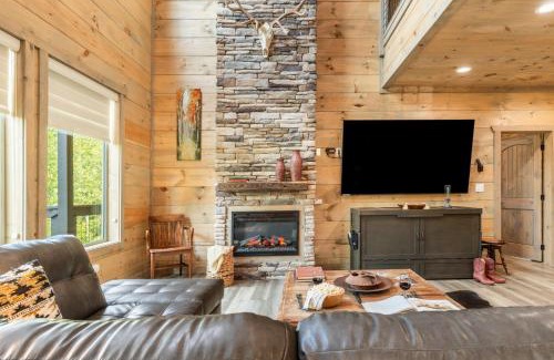 Pittman Center House | Rambling Ridge Lodge by AvantStay Endless Amenities Fun Indoor Pool Hot Tub A Arcade Game Room