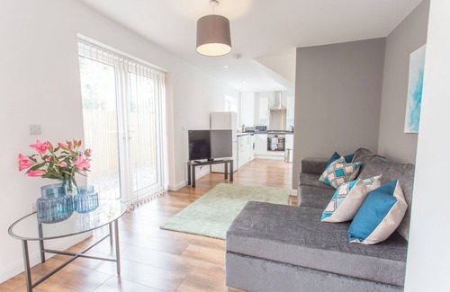 Cowley Apartment | Rana Ct 2 (Tolkien Suite) | 1 Bed Ground Floor Apt.