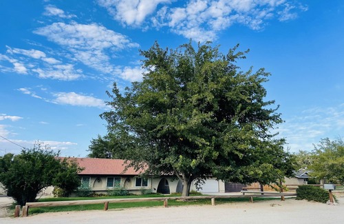 Quartz Hill House | Ranch on a private land