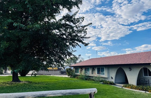 Quartz Hill House | Ranch on a private land