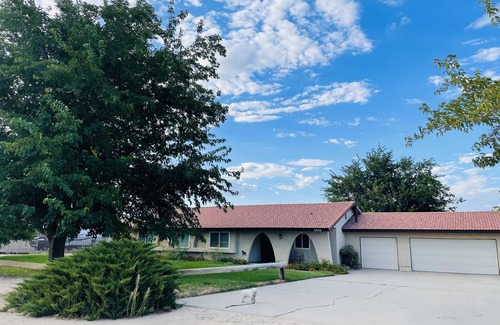 Quartz Hill House | Ranch on a private land