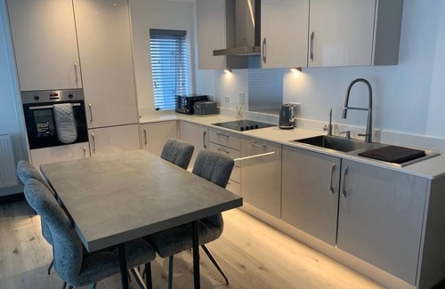 Harlow Apartment | Raphvin Apex Abode - bedroom apartment/parking