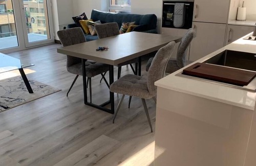 Harlow Apartment | Raphvin Apex Abode - bedroom apartment/parking