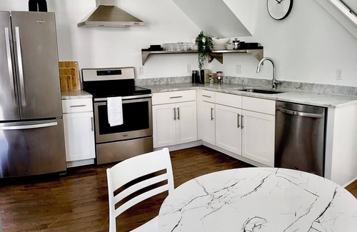 Chestnut Hill House | RARE FIND - 1 Bed 2 Bath Modern Private Oversized Garage City Skyline Views