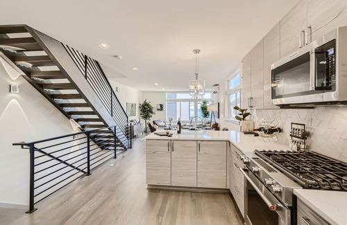 North Admiral House | 💎 Rare Find 💎 Across Alki Beach✨Rooftop Views