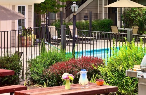 White Station House | Rare Find! Outdoor Pool, Pets Allowed, Near Memphis Rock n Soul Museum!