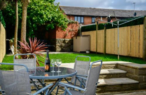 Castle House | Rare Free Parking in Heart of the City - Highly Rated Townhouse & Garden - Peaceful Area Less Than 5min Walk to Beach, Shops, Bars, Arena, Marina, Parks