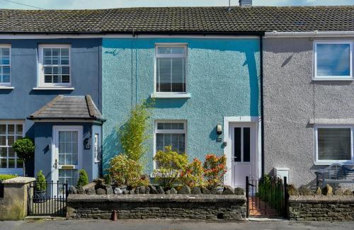 Castle House | Rare Free Parking in Heart of the City - Highly Rated Townhouse & Garden - Peaceful Area Less Than 5min Walk to Beach, Shops, Bars, Arena, Marina, Parks