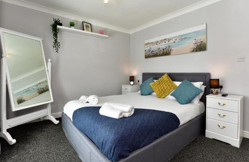 Castle House | Rare Free Parking in Heart of the City - Highly Rated Townhouse & Garden - Peaceful Area Less Than 5min Walk to Beach, Shops, Bars, Arena, Marina, Parks