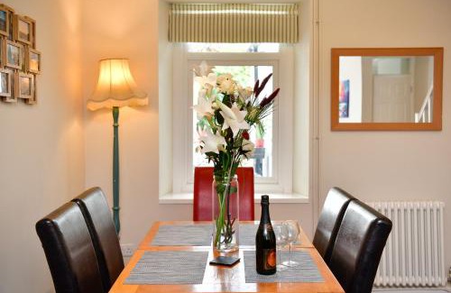 Castle House | Rare Free Parking in Heart of the City - Highly Rated Townhouse & Garden - Peaceful Area Less Than 5min Walk to Beach, Shops, Bars, Arena, Marina, Parks