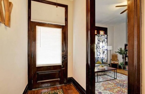 Cherokee Triangle Apartment | Rare King Bed w/ Dip Pool in ❤ Lou bar/food scene