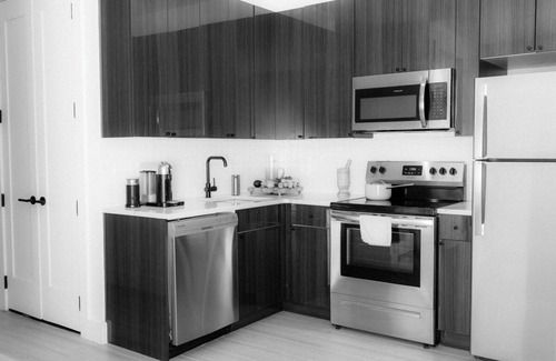 Bushwick Apartment | RARE. Patio. Fire pit. BBQ. Private. Modern Amenities.