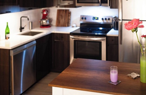 Bushwick Apartment | RARE. Patio. Fire pit. BBQ. Private. Modern Amenities.