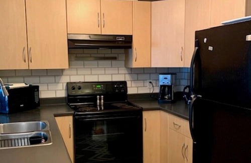 North Glenmore Condo | RARE PET FRIENDLY-2 BR Condo, short drive to DT Kelowna!