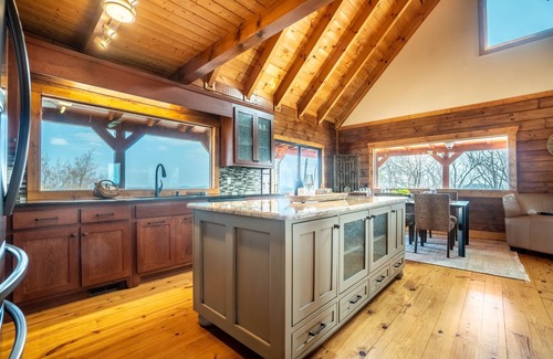 Dahlonega Cabin | Rarely found MOUNTAIN TOP LOG CABIN