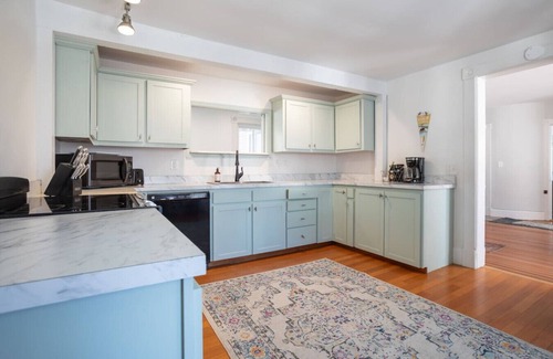 Bridgewater House | Raspberry Inn · Classic Riverfront Home-Mins to Woodstock & Skiing