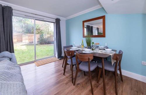 Earley Apartment | Ratby House - Spacious 3 Bed with Garden & Parking