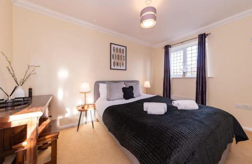 Earley Apartment | Ratby House - Spacious 3 Bed with Garden & Parking