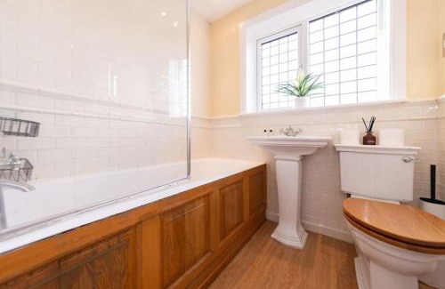 Earley Apartment | Ratby House - Spacious 3 Bed with Garden & Parking