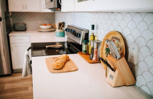 Downtown Dunedin Cottage | Rave Reviews Walk to Downtown Dunedin & Waterfront Pets Ok -Barefoot Parrot 1