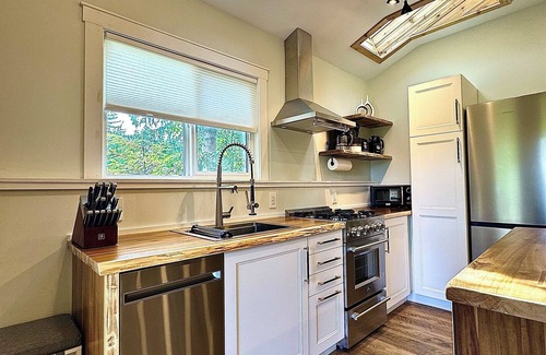 Balfour Ski Chalet | RAVEN’S NEST *Tiny Luxury Mountain Chalet* Spectacular Indoor & Outdoor living!