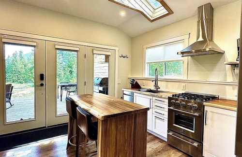 Balfour Ski Chalet | RAVEN’S NEST *Tiny Luxury Mountain Chalet* Spectacular Indoor & Outdoor living!