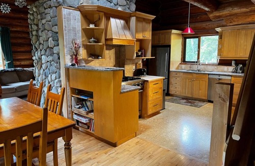 Golden Cabin | Raven's Roost - Rural Cabin Minutes from Golden