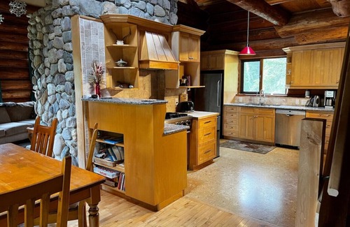 Golden Cabin | Raven's Roost - Rural Cabin Minutes from Golden