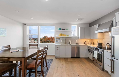 East Queen Anne Apartment | Ravenclaw's Roost of Reason Sweet Suite