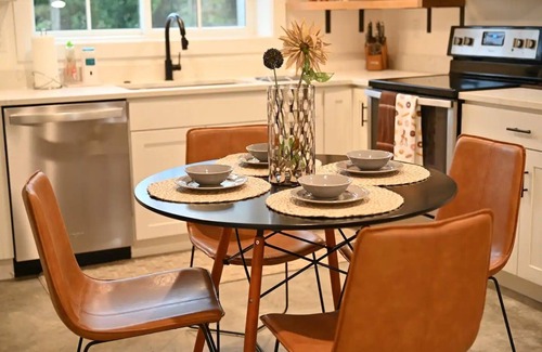University District House | Ravenna Chic Escape/8 mins from UW/N Seattle by Zen Living