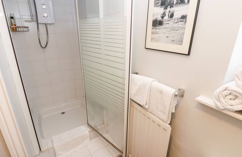 Humshaugh Cottage | RAVENSIDE, pet friendly, with a garden in Humshaugh