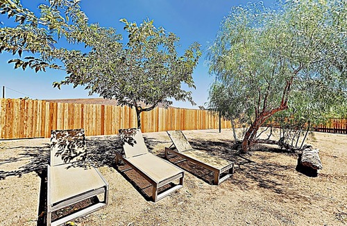 Pioneertown House | 🏜️Rawhide Ranch - Walk to Pappy and Harriet's with HOT TUB!🏜️