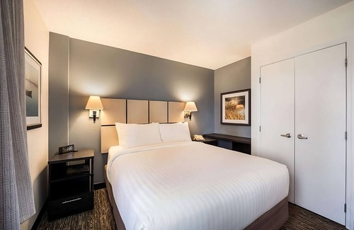 Waukegan Resort | Ray Bradbury Experience Museum Tour! Kitchen, Pets Allowed