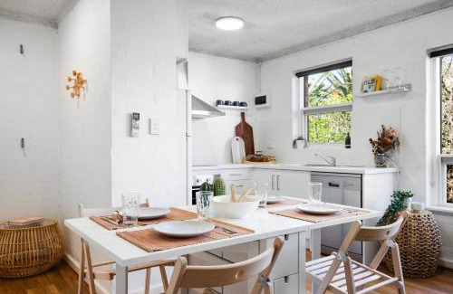 Glenelg North Apartment | Ray's Place by the Riverside