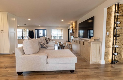 Fredericksburg House | Raymond Ranch- Sleeps 14